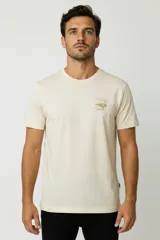 Remera de manga corta y cuello redondo, color blanco, de corte holgado, con estampa pequeña de un velero en el pecho.
