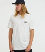 Remera de algodón color blanco, corte comfort, con cuello redondo y manga corta. Presenta un pequeño estampado en el pecho con tres líneas onduladas rojas y negras, y texto debajo.