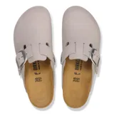 Zueco Birkenstock Boston con hebilla grande, color gris claro.