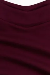Body de manga larga confeccionado en punto roma pesado, con diseño de hombros descubiertos y escote de doble capa con leve forma en V.