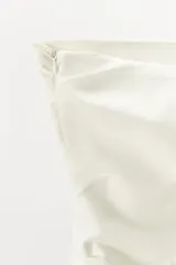 Vestido midi de escote palabra de honor con cuerpo drapeado y falda de tejido combinado con caída fluida. Presenta cierre con cremallera oculta.