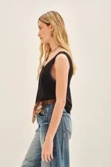 Musculosa blanca de lino y viscosa con escote en V y detalles de lurex plateado en el borde del escote y las sisas.