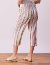 Pantalón capri de lino estampado con rayas verticales en tonos rosa, gris y amarillo. Tiene pretina ancha elastizada, bolsillos inclinados en la parte delantera y cordón ajustable en la cintura.