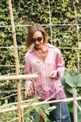 Camisa de seda color rosado con cuello clásico, manga larga y detalle de encaje en el ruedo.