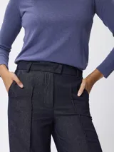 Pantalon sastrero de corte wide leg, color azul oscuro, con pinzas frontales, cierre de botón y bolsillos laterales.