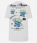Remera blanca de manga corta y cuello redondo con estampa gráfica en la espalda de los marcianos de Toy Story y el logo de Pizza Planet.