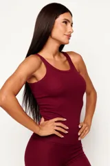 Musculosa de malla acanalada color bordó, de diseño minimalista con escote redondo y tiras anchas, confeccionada en viscosa y elastano con ajuste al cuerpo.