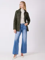 Chaqueta verde militar de eco cuero, marca Baccini, con cuello solapa, cierre frontal y bolsillos aplicados. Incluye cinto de ajuste en la cintura y forro interno a tono.