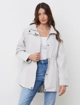 Campera impermeable liviana de color gris, marca Gallery, con capucha plegable, cierre central con solapa de botones a presión y ajuste interno en la cintura.