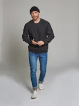 Zapatillas bajas de cuero blanco con puntera y talón de gamuza color beige.