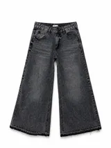 Jean de corte wide leg en color gris oscuro con efecto lavado. Presenta diseño de cinco bolsillos, cierre frontal con botón y cremallera, y ruedo deshilachado.