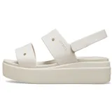 Sandalias Crocs modelo Brooklyn 4U, color negro, con diseño de dos correas con perforaciones para Jibbitz, tira trasera con velcro y suela de plataforma corrida.