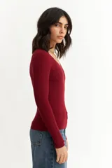 Sweater gris de tejido de punto acanalado, con escote corazón y mangas largas.