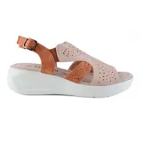 Sandalias de plataforma color beige y marrón con detalles troquelados y ajuste con hebilla.