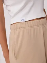 Short de tiro alto confeccionado en tejido de algodón y poliéster, con cintura elástica y bordado pequeño en la parte inferior.