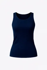 Musculosa de algodón y viscosa, color negro, con diseño acanalado y cuello redondo.