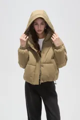 Campera puffer negra con capucha, manga larga, cierre frontal y cuello alto.