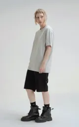 Remera de manga corta y cuello redondo, color gris claro, con calce regular y un recorte sutil en la espalda. Confeccionada en algodón premium suave.