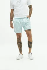 Short de baño con estampado floral en tonos azules, cintura elástica con cordón ajustable, bolsillos laterales y bolsillo trasero.