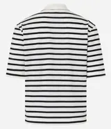 Remera de manga corta con cuello alto, confeccionada en algodón más sostenible con rayas horizontales blancas y negras.