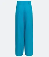 Pantalón pantalona de lino color celeste, de tiro alto, con bolsillos laterales y aberturas frontales en el ruedo.