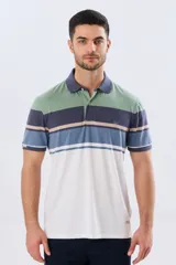 Remera polo de manga corta con diseño a rayas horizontales en tonos beige, celeste, rosado, azul marino y verde. Cuenta con cuello polo y cierre frontal con botones.