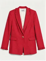Blazer de lino color rojo, con solapas y puños decorados con volados, un botón frontal y bolsillos con solapa en los laterales.