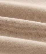Pantalón de sarga de algodón con acabado vintage, corte recto y ajuste cómodo. Presenta cierre frontal con botón y cremallera, pasadores para cinturón y bolsillos funcionales en la parte delantera y trasera.