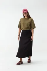 Falda larga color marrón, con diseño fluido y cintura fruncida elastizada.