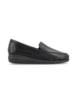 Mocasines negros de cuero con suela anatómica y diseño tipo slip-on.