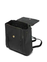 Mochila urbana Hush Puppies de diseño minimalista, confeccionada en material sintético con acabado mate. Presenta una solapa frontal con cierre magnético, dos bolsillos verticales con tiradores y el logo de la marca grabado en la parte inferior.