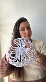 Gorro tipo bucket blanco de hilo crochet con diseño calado.