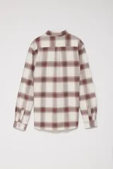 Camisa de manga larga a cuadros color beige y marrón, con cuello clásico, cierre frontal con botones a presión, dos bolsillos con solapa abotonada en el pecho y puños abotonados.