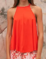 Musculosa de morley elastizado color rojo, con cuello redondo y silueta amplia en corte A.