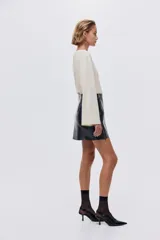 Top de algodón con escote bote, diseño de hombros caídos y mangas largas holgadas.