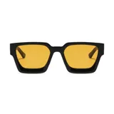 Lentes de sol unisex con montura cuadrada negra y lentes amarillas. Fabricados con plástico reciclado y filtro UV 400.