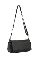 Bandolera color gris oscuro con solapa frontal, cierre de cremallera en la parte superior y en los laterales, y correa ajustable de tela negra.