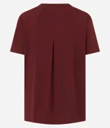 Remera deportiva de manga corta con cuello redondo, confeccionada en poliamida y elastano. Presenta un diseño liso con detalle de recorte en la espalda.