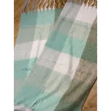 Bufanda rectangular de tejido grueso con diseño de cuadros en tonos azul, naranja, gris y beige, terminada con flecos en los extremos.