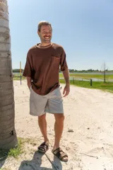 Remera tejida color marrón con cuello redondo y bolsillo en el pecho.