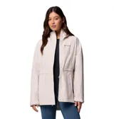 Campera impermeable Columbia modelo Hikebound II, color beige claro, con cuello alto, cierre frontal oculto y puños ajustables con velcro. Presenta el logo de la marca bordado en el pecho y tecnología Omni-Tech en la manga.