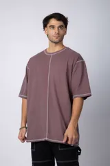 Remera manga corta color lila con costuras blancas a la vista.