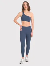 Calza deportiva de tiro alto con largo hasta el tobillo, confeccionada en tejido elástico de color azul profundo, con ajuste regular y diseño sin bolsillos.
