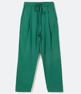 Pantalón de corte fluido y cintura media con cordón ajustable. Presenta diseño liso con bolsillos laterales y confección en tejido de viscolino.