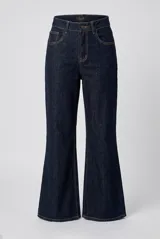 Jeans de denim azul oscuro con tiro medio, corte wide leg y costuras en tono contrastante.