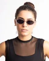 Lentes de sol ovalados con montura transparente y lentes oscuros.