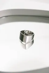 Anillo de plata 925 de diseño ancho, moderno y estructurado con forma geométrica envolvente.