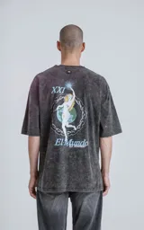 Remera negra con efecto nevado, de manga corta y cuello redondo, con calce oversize. Presenta un estampado trasero inspirado en la carta del Tarot "El Mundo" (XXI), con una figura femenina, un globo terráqueo y la frase "El Mundo".