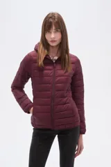 Campera puffer negra de nylon, con cierre frontal y cuello alto.