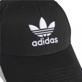 Gorra Adidas negra con diseño clásico de seis paneles, visera curva y el logo del Trifolio y la marca bordados en blanco en el frente.